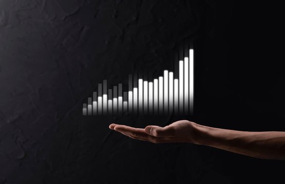 steigender graph über einer hand