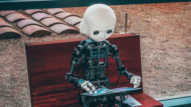 Roboter bedient Laptop