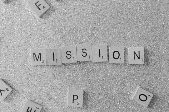 Mission aus Scrabblesteinen gelegt