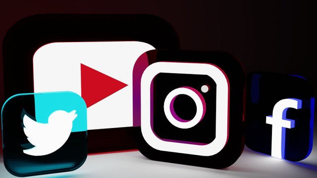 mehrere Social-Media-Icons, Facebook, Twitter, YOuTube und Instagram