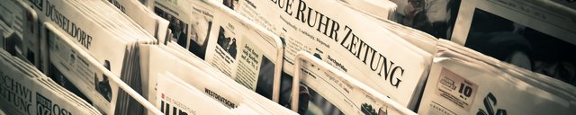 Tageszeitungen in einem Regal 