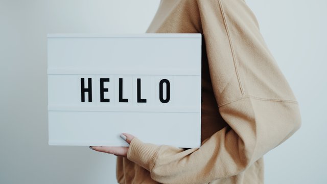 Hello, Schriftzug auf Schild