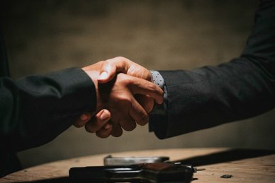 Händeschütteln im Businesskontext