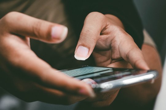 Hände bedienen ein Smartphone