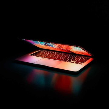 leicht zugeklappter laptop