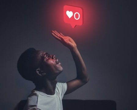 mann greift nach oben in die luft, like symbol schwebt über ihm