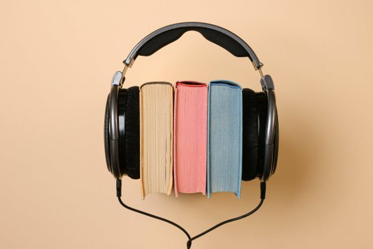 kopfhörer, der drei bücher umschließt