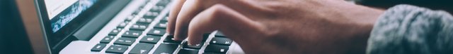 hände texten auf laptoptastatur