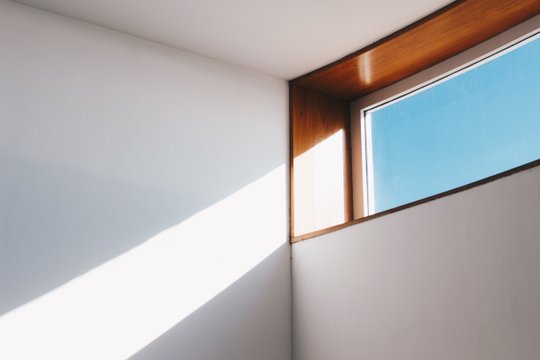 Helles Fenster kurz unter der Decke