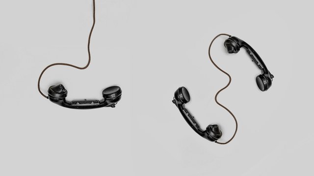 drei telefone, ineinader verhakelt
