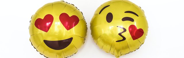 kuss emoji und verliebter emoji als luftballon