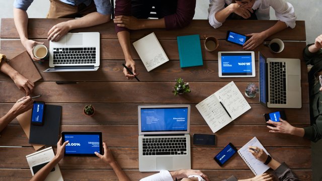 team arbeitet an laptops