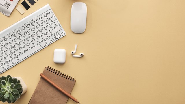 Arbeitsequipment Büro (Tastatur, Maus, etc.)