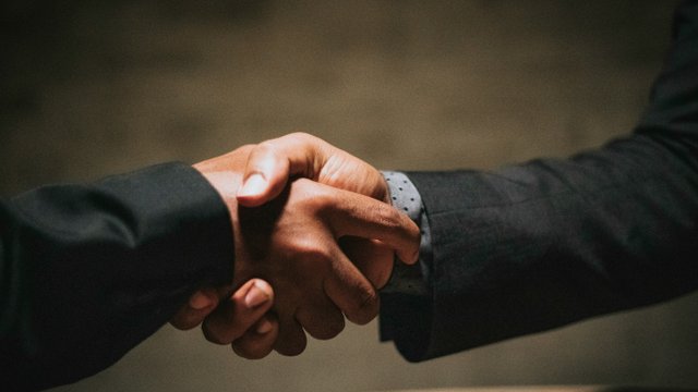 Händeschütteln im Businesskontext