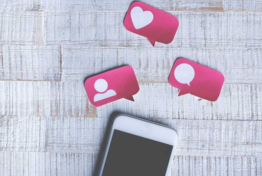 social icons neben einem smartphone
