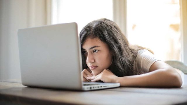 gelangweilte frau vor laptop