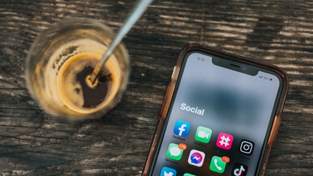 Eiskaffee und Smartphone