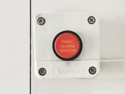 alarmknopf vor weißer wand 