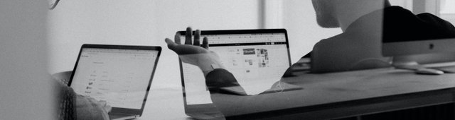 meeting zwischen zwei mitarbeitern