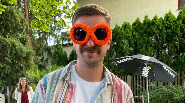 Basti mit orangener Brille