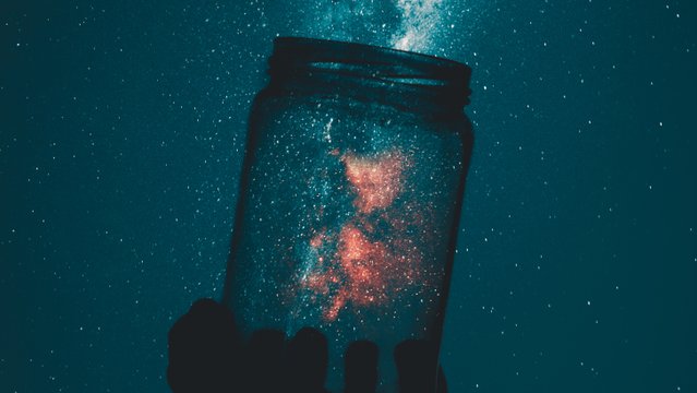 Leuchtendes Glas unter Wasser