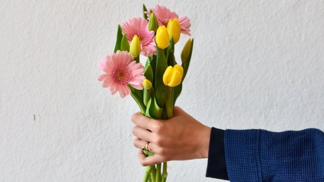 mann mit blumenstrauß