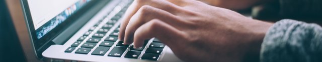 hände texten auf laptoptastatur