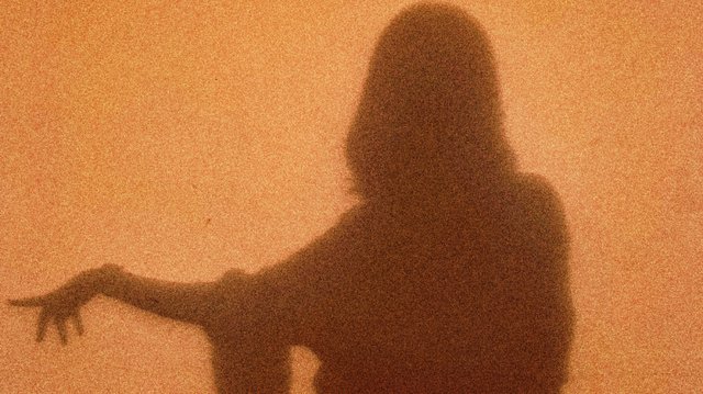 Schatten einer Frau am Strand
