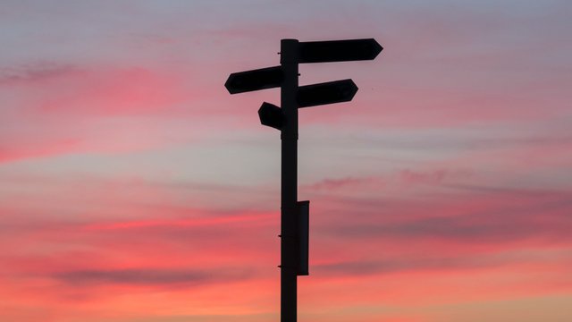 wegweiser im sonnenuntergang