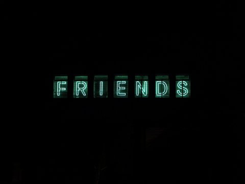 grüne leuchtreklame mit dem wort friends