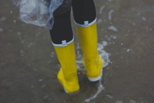 Gelbe Gummistiefel im Wattenmeer