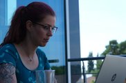 kristina pauncheva auf der dachterasse am arbeiten