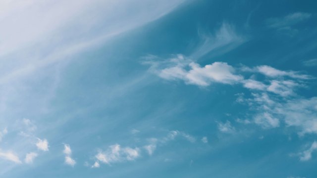 blauer himmel, leichte wolken