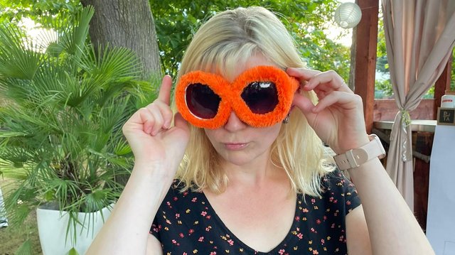 Ina mit orangener Brille