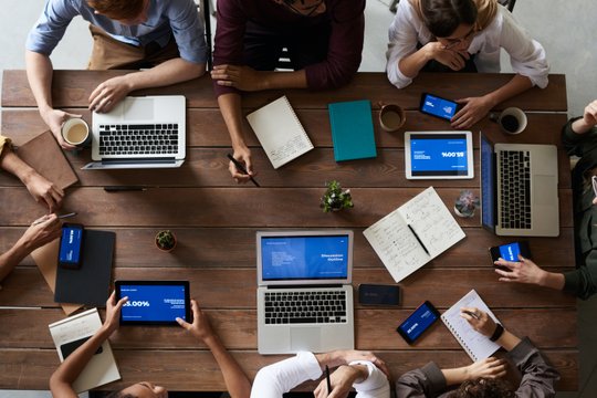 team arbeitet an laptops