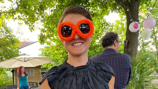 Juliane Appis mit orangener Brille