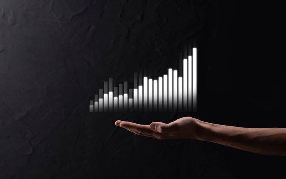 steigender graph über einer hand