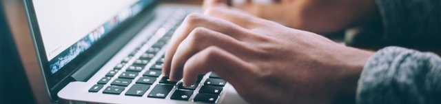 hände texten auf laptoptastatur