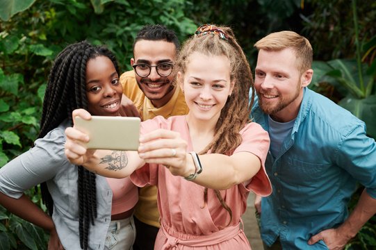 Gruppe von Freunden macht ein Selfie