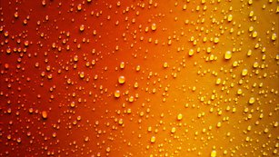 Regentropfen auf orangenem Untergrund