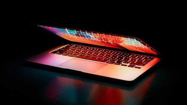 leicht zugeklappter laptop
