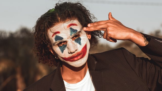 ein mann mit joker schminke