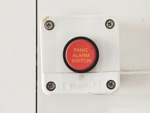 alarmknopf vor weißer wand 