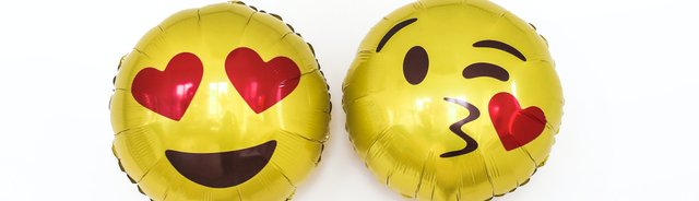 kuss emoji und verliebter emoji als luftballon