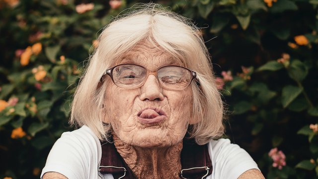 alte oma mit kamera