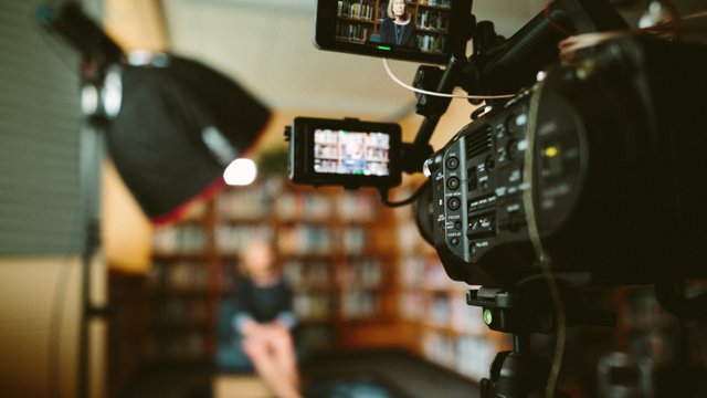 Kamera filmt Frau im Interview