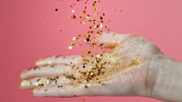 konfetti auf hand