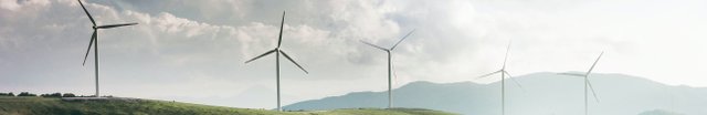 Landschaft mit Windrädern