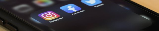 Smartphone, an, mit Social-App-Ordner geöffnet
