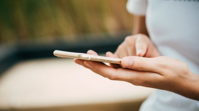 vertieft im smartphone